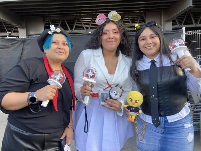 Ba người hâm mộ Stray Kids người Mexico tạo dáng với light stick của họ trước buổi hòa nhạc đầu tiên của nhóm nhạc K-pop này tại Mexico cuối tuần qua. Ảnh: Aura Resendiz