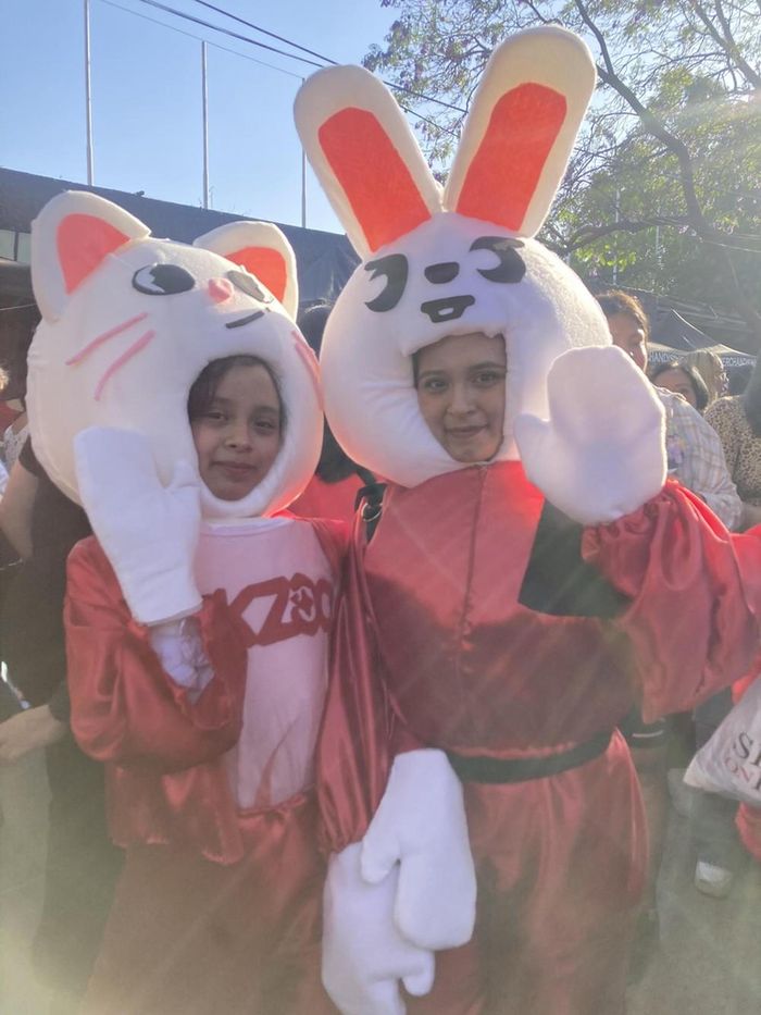 Hai chị em, 22 và 14 tuổi, hóa trang thành Leebit, nhân vật hoạt hình của Lee Know, thành viên nhóm nhạc Stray Kids, trước buổi hòa nhạc của nhóm nhạc K-pop này tại Thành phố Mexico. Ảnh: Aura Resendiz