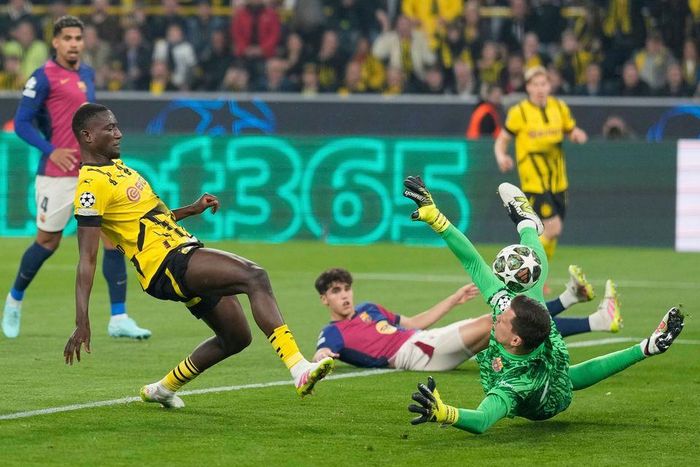 Guirassy đã ghi cả 3 bàn giúp Dortmund thắng Barcelona 3-1