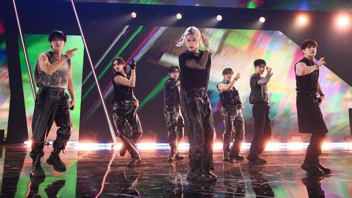 Stray Kids trong màn diễn tại Mexico