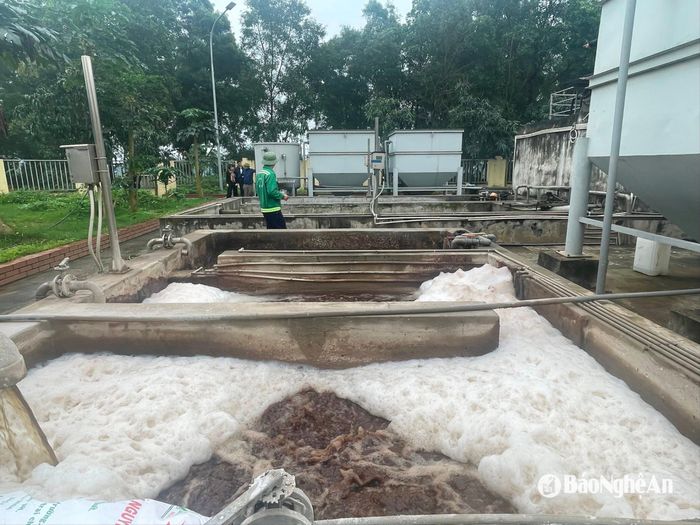 Mặc dù tại Khu liên hợp xử lý chất thải rắn Nghi Yên đã được xây dựng trạm xử lý nước thải, nhưng với công suất 200m3 /ngày, đêm vẫn không đủ đáp ứng nhu cầu. Ảnh: Tiến Đông