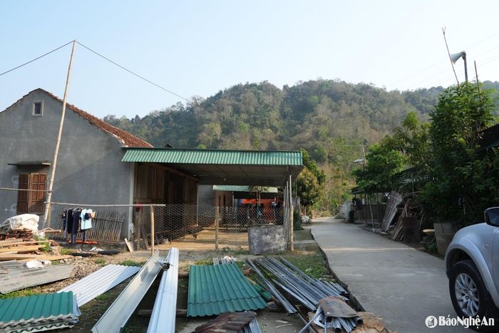 Khu tái định cư Có Chánh, xã Yên Na vẫn đang sử dụng điện công trường, chưa được bàn giao điện tại gia. Ảnh: Thu Huyền