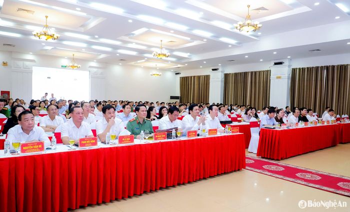 Các đồng chí lãnh đạo tỉnh tham gia tại điểm cầu tỉnh Nghệ An. Ảnh: Phạm Bằng