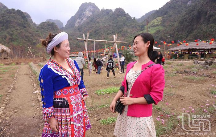Phụ nữ dân tộc Mông ở xóm Lân Quan (xã Tân Long, Đồng Hỷ) tham gia phát triển du lịch cộng đồng.