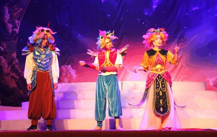 Cảnh trong vở "Rago hành trình đầu tiên"