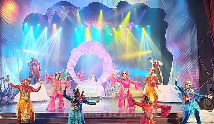 Cảnh trong vở "Penny Ô mê ly"