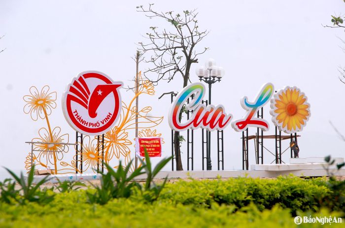 Những điểm check-in đầy màu sắc đã được dựng lên dọc bãi biển Cửa Lò thời điểm này, giúp du khách lưu giữ những hình ảnh đẹp khi về với phố biển. Ảnh: Q.A