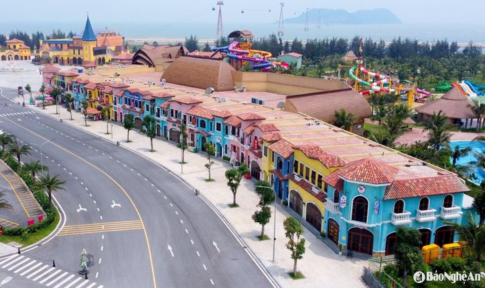 VinWonders Cửa Hội là khu vui chơi giải trí quy mô lớn nằm tại bãi biển Cửa Lò. Đây là điểm đến hấp dẫn với nhiều hoạt động giải trí đa dạng, phù hợp cho cả gia đình và nhóm bạn, đặc biệt, các cửa hàng nơi đây đều thu hút với nhiều màu sơn khác nhau. Ảnh: Q.A
