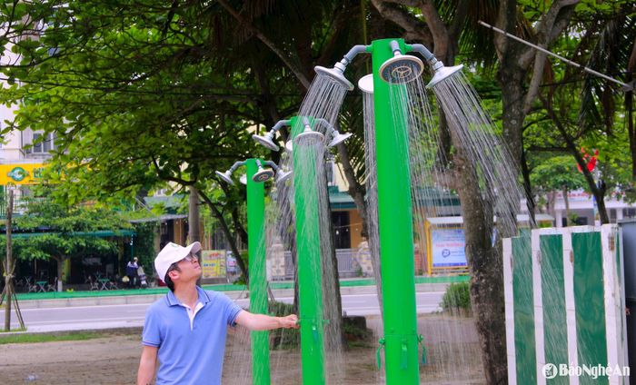 Hiện nay, hệ thống tắm nước ngọt miễn phí tại biển Cửa Lò đã hoàn thành và vận hành ổn định, sẵn sàng phục vụ du khách trong mùa du lịch. Ảnh: Q.A