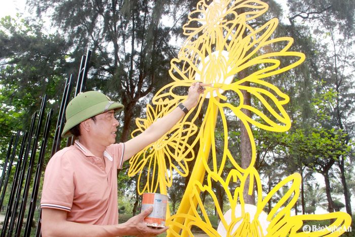 Anh Nguyễn Văn Dũng - công nhân thi công các điểm check- in tại biển Cửa Lò cho biết: Chỉ còn 2 ngày nữa sẽ diễn ra Lễ hội Du lịch biển Cửa Lò, anh em đang khẩn trương hoàn thiện công việc để chào đón du khách trở về vui chơi, nghỉ dưỡng. Ảnh: Q.A