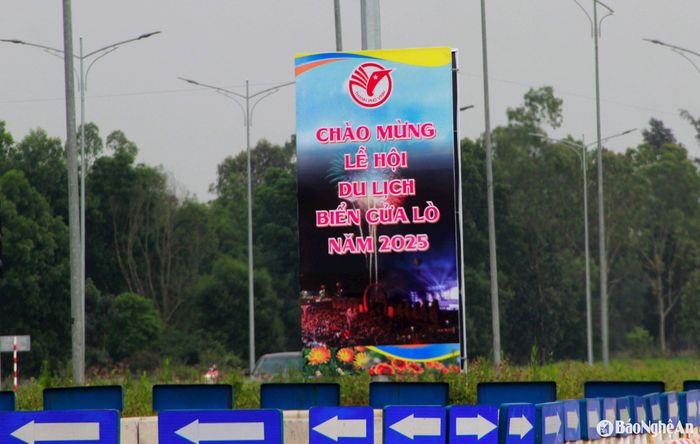 Dọc các tuyến đường, những băng rôn, bảng biển với nội dung hướng về mùa du lịch biển Cửa Lò đã được căng lên, chào đón ngày hội lớn của phố biển sẽ chính thức được khai mạc trong đêm 19/4. Ảnh: Q.A