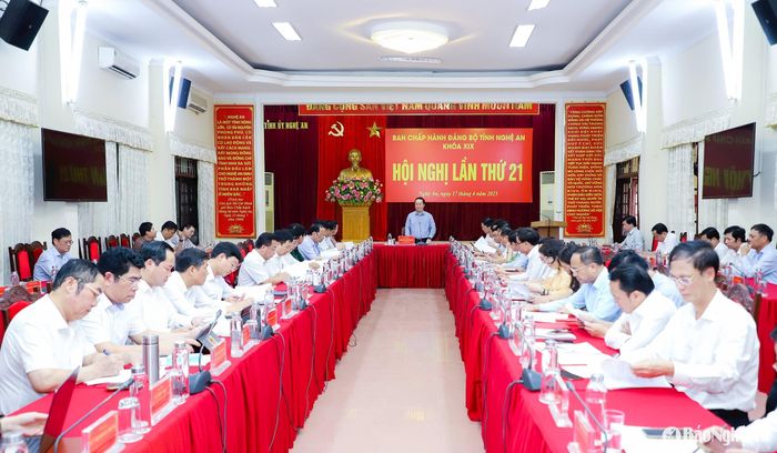 Đồng chí Nguyễn Đức Trung - Bí thư Tỉnh ủy chủ trì hội nghị lần thứ 21 của Ban Chấp hành Đảng bộ tỉnh để bàn và thực hiện một số nội dung theo thẩm quyền. Ảnh: Phạm Bằng