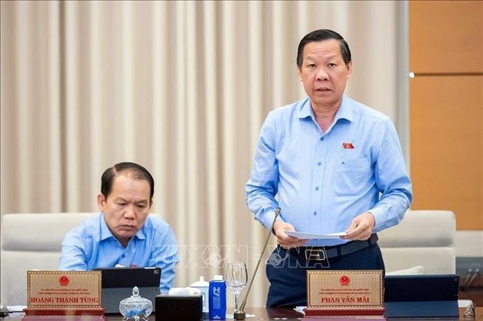 Chủ nhiệm Ủy ban Kinh tế và Tài chính Phan Văn Mãi trình bày tóm tắt báo cáo thẩm tra. Ảnh: Doãn Tấn/TTXVN