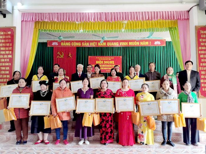 Các hội viên Hội VHNT Bắc Quang nhận Giấy khen của UBND huyện.
