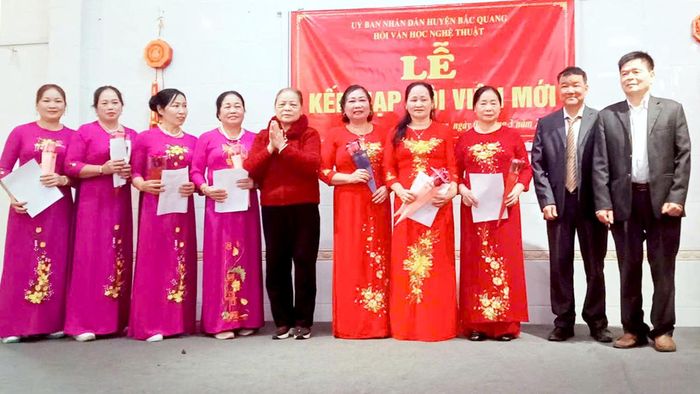 Hội VHNT Bắc Quang kết nạp hội viên mới năm 2025