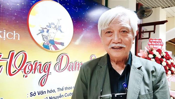 Nhà sử học Dương Trung Quốc tại buổi ra mắt vở ca kịch