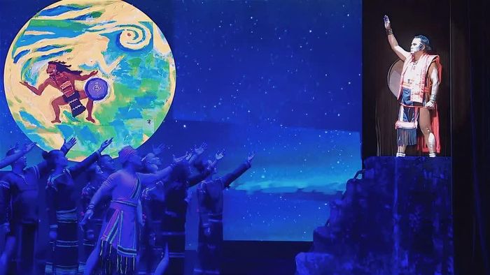 Khoảnh khắc buôn làng chìm trong bóng tối, Dam Săn lên đường đi tìm Nữ thần Mặt trời. Ảnh: Lương Đình Khoa