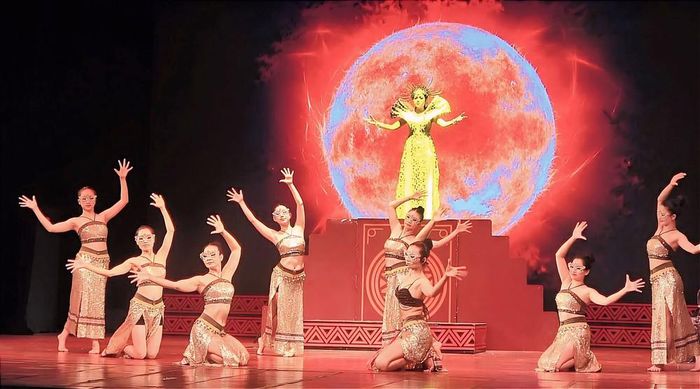 Hình tượng Nữ thần Mặt trời được khai thác ở chiều sâu nhân văn. Sự "khao khát" của Nữ thần Mặt trời, không chỉ đơn thuần là sự ích kỷ mà còn là nỗi cô đơn của một vị thần. Ảnh: Lương Đình Khoa