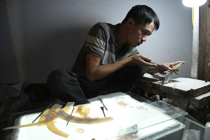 Dưới bàn tay tài hoa của người thợ, những vỏ trai, vỏ ốc tưởng chừng vô tri vô giác, sau khi được làm sạch, cắt gọt, mài nhẵn, mài phẳng… đã thành chất liệu nghệ thuật độc đáo. Khi được gắn lên các vật dụng, bức tranh, chúng bừng sáng vẻ đẹp lấp lánh, góp phần tạo nên những tác phẩm khảm trai tinh xảo, có giá trị nghệ thuật và thẩm mỹ cao.