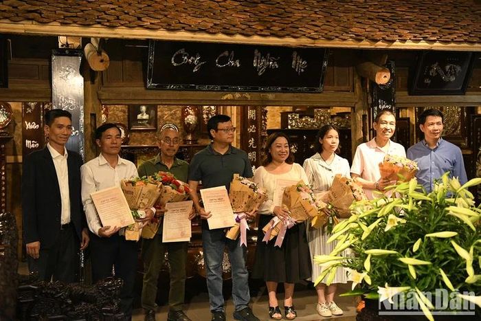 UBND quận Hoàn Kiếm trao giấy chứng nhận cho các đơn vị tham gia chuỗi hoạt động.
