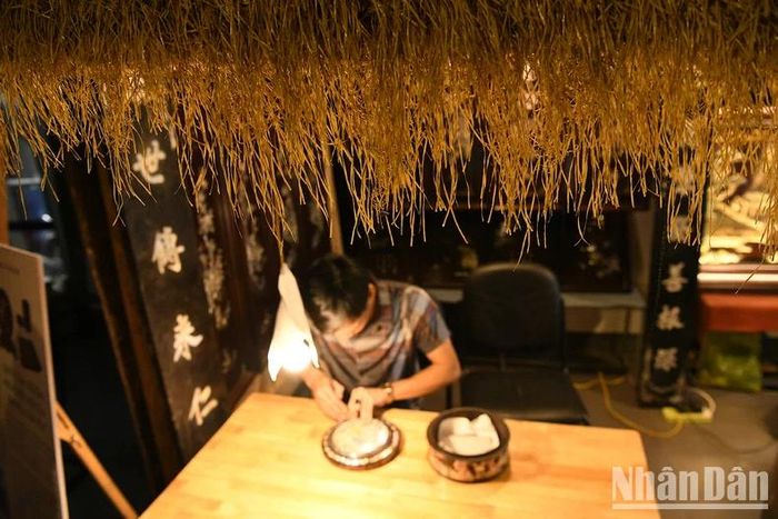 Trong dịp này, nhiều sân khấu trên địa bàn khu Phố cổ Hà Nội còn diễn ra các hoạt động biểu diễn âm nhạc truyền thống như “Chuyện nhạc Phố cổ” tại Trung tâm Giao lưu văn hóa Phố cổ Hà Nội; các chương trình biểu diễn âm nhạc truyền thống, dân gian đương đại, ca khúc cách mạng... tại Không gian đi bộ khu vực hồ Hoàn Kiếm và Phố cổ Hà Nội.