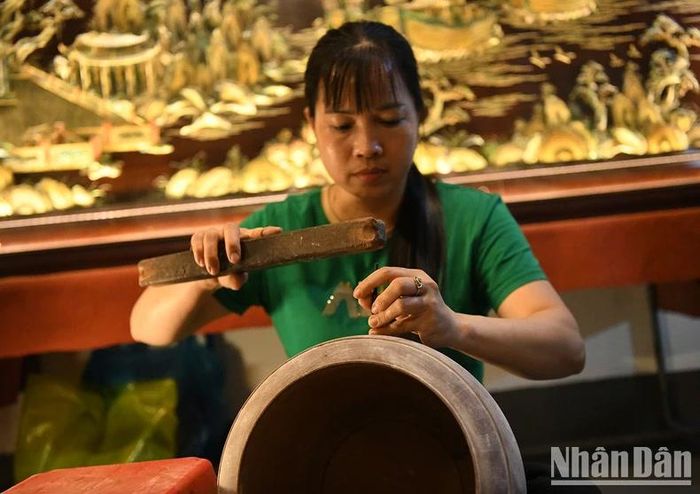 Chị Trần Thị Hạnh, thôn Ngọ, xã Chuyên Mỹ, huyện Phú Xuyên cho biết: "Được mang nghề truyền thống của làng mình lên Thủ đô Hà Nội giới thiệu, tôi rất tự hào. Mỗi nét khảm, mỗi đường vẽ đều là tấm lòng của người thợ gửi gắm vào đó - như cách chúng tôi giữ gìn và kể tiếp nối nghề cổ truyền của cha ông".