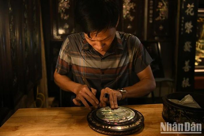 Người khảm trai Chuyên Mỹ thực nghiệm nghề tại chỗ.