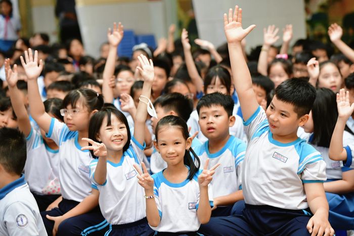 Học sinh Trường Tiểu học Trần Hưng Đạo (quận 1) trong buổi sinh hoạt dưới cờ ở sân trường vào đầu tháng 4-2025. Ảnh: THU TÂM