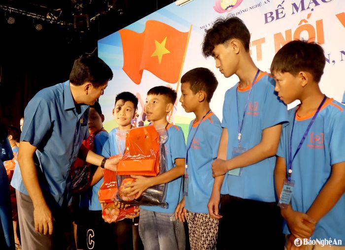 Ông Kha Văn Tám - Chủ tịch Liên đoàn Lao động tỉnh trao quà cho trẻ tại Trại Hè "Kết nối yêu thương" năm 2024. Ảnh tư liệu: Diệp Thanh