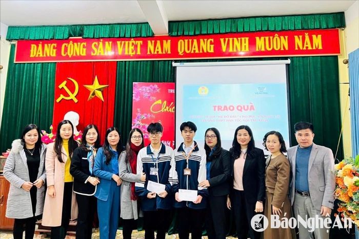 Công đoàn ngành Giáo dục trao quà cho trẻ trong Chương trình "Mẹ đỡ đầu". Ảnh: CSCC