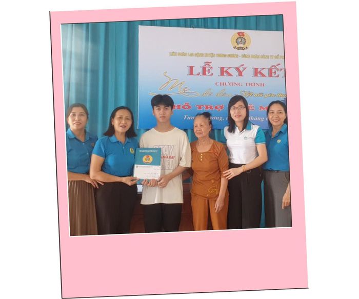 Dù nhân lực mỏng, những cán bộ Liên đoàn Lao động huyện Tương Dương đã nhận đỡ đầu 2 trẻ mồ côi. Ảnh: CSCC
