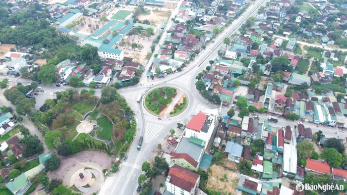 Tại Cột mốc số 0 là vòng xuyến của trục đường Hồ Chí Minh nối với thị trấn Lạt, tạo thành tuyến đường huyết mạch của huyện Tân Kỳ. Ảnh: Xuân Hoàng