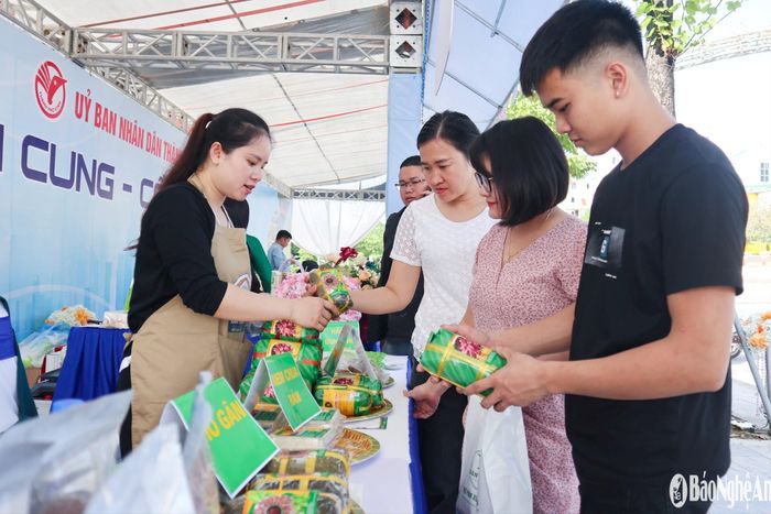 Giò me Nghệ An hiện có rất nhiều cơ sở sản xuất với quy mô lớn, sản lượng hàng chục tấn/năm, trong đó, nhiều sản phẩm giò me của nhiều chủ thể được công nhận 3 sao, 4 sao OCOP cũng sẽ góp mặt tại các gian hàng. Ảnh: T.P