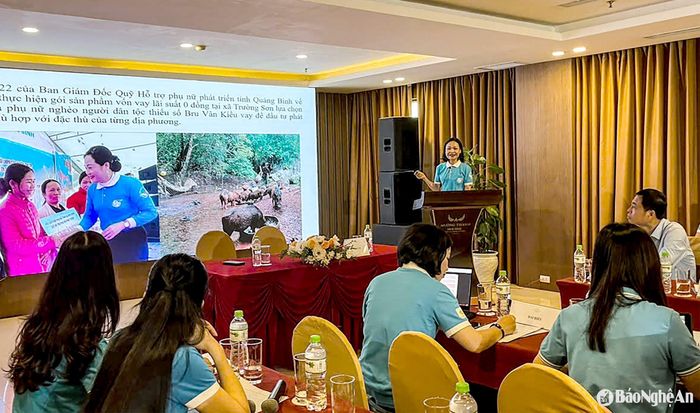 Đồng chí Mai Thị Mỹ Trang - Ủy viên Ban Thường vụ, Trưởng ban Tuyên giáo - Chính sách pháp luật, Hội LHPN tỉnh Quảng Bình chia sẻ kinh nghiệm triển khai chương trình tại địa phương. Ảnh: CSCC
