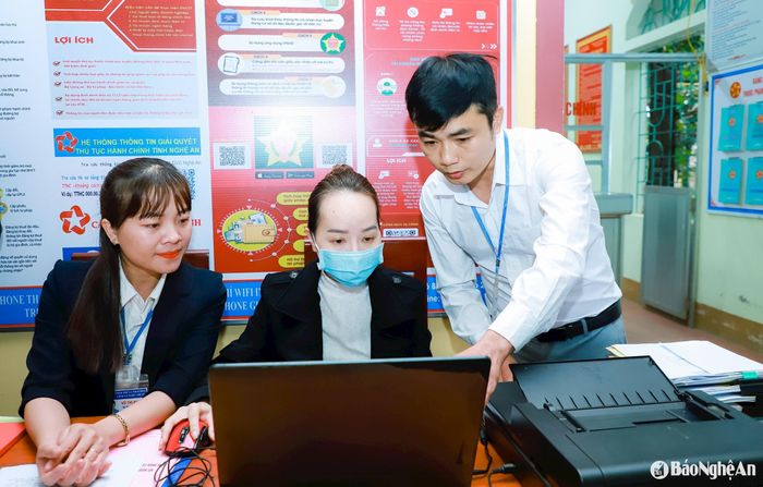 Cán bộ, công chức xã Nghĩa Thuận, thị xã Thái Hòa thực hiện tiếp nhận các thủ tục hành chính. Ảnh: Thành Duy