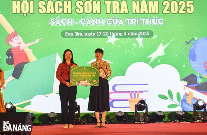 Đại diện Nhà Xuất bản Kim Đồng tặng tủ sách cho hệ thống thư viện trường học, phòng đọc trên địa bàn quận Sơn Trà. Ảnh: ĐOÀN HẠO LƯƠNG