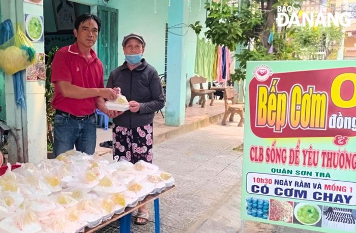 Những suất cơm chay được chuẩn bị chu đáo, trao tận tay người lao động có hoàn cảnh khó khăn.