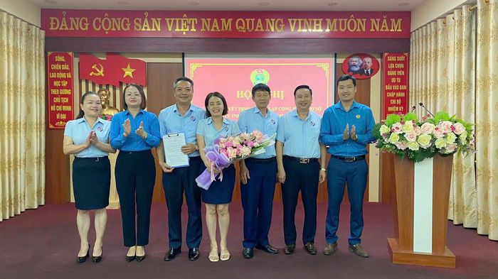 Đại diện lãnh đạo Công đoàn Viên chức tỉnh trao Quyết định và tặng hoa chúc mừng Ban Chấp hành Công đoàn cơ sở Công ty TNHH Xổ số kiến thiết Điện Biên.