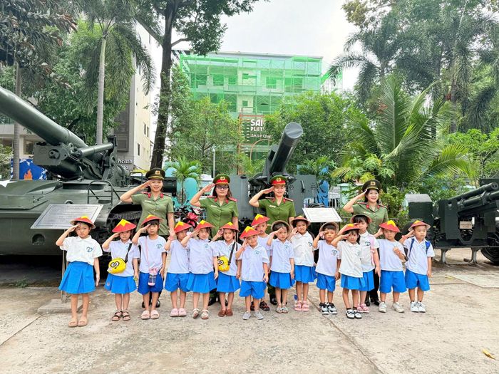 Dịp này các trường học mần non cũng tổ chức cho trẻ tham quan nhiều điểm di tích lịch sử. Ảnh: S.X.
