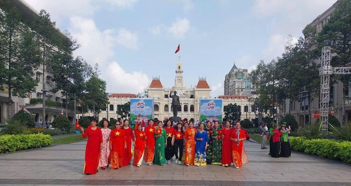 Người dân tại các quận - huyện, các tỉnh đến thành phố chụp hình từ sáng sớm 19/4. Ảnh: S.X.