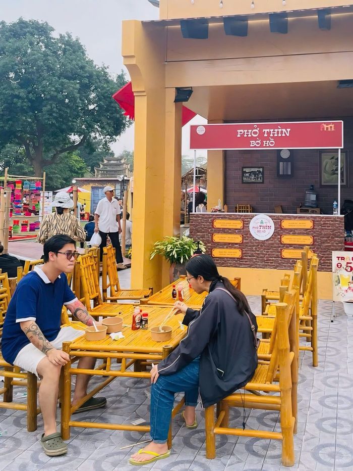 Sáng 19/4, quầy phở Thìn Bờ Hồ khá vắng khách. Ảnh: Quỳnh Trang.
