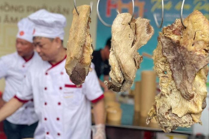 Quá trình làm phở Nam Định được các nghệ nhân thực hiện tại quầy thu hút sự chú ý của thực khách. Ảnh: Quỳnh Trang.