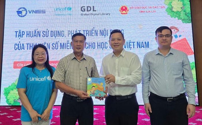  GS. TS Lê Anh Vinh trao tặng bộ sách “Những đứa trẻ hạnh phúc” cho Sở GD&amp;ĐT tỉnh Gia Lai. 