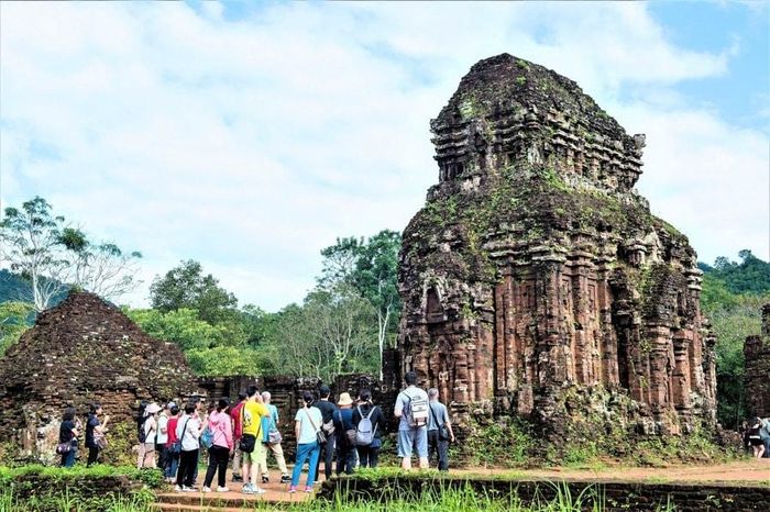 Du khách tham quan Khu đền tháp Mỹ Sơn. Ảnh: T.Thành