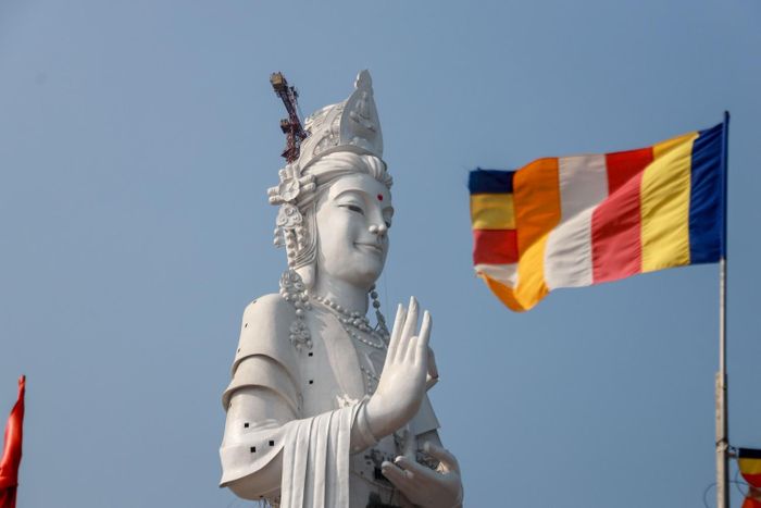 Chùa Minh Đức tọa lạc tại đỉnh núi Thiên Mã, đây là 1 trong 3 “Tam Thiên” nổi tiếng của tỉnh Quảng Ngãi cùng với núi Thiên Ấn và Thiên Bút.