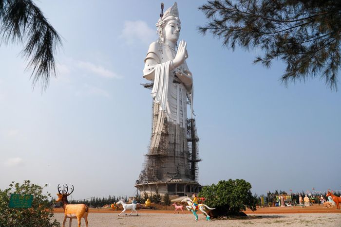 Điểm nổi bật của chùa Minh Đức là tượng Phật Quan âm Bồ tát cao 125m. Đây là tượng Phật cao nhất Đông Nam Á, vượt qua các tượng Phật tại Việt Nam như tượng ở Núi Bà Đen (72m) và Chùa Linh Ẩn tại Đà Lạt (71m). Tượng Phật cũng được xếp vào hàng những tượng Phật Quan âm cao nhất thế giới.
