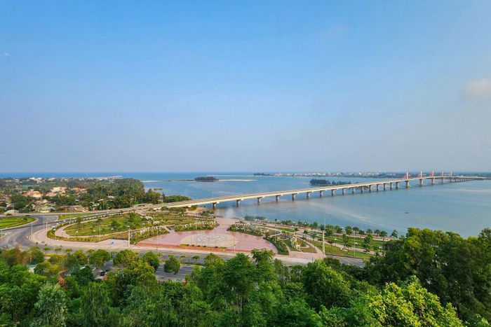 Tượng Quan âm tại chùa Minh Đức có mặt hướng về phía cầu Cổ Lũy. Sau khi hoàn thiện, người dân và du khách có thể đi lên bằng thang máy và ngắm nhìn toàn TP Quảng Ngãi theo nhiều hướng.