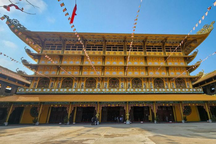 Chùa do Thượng tọa Thích Tâm Vị làm chủ đầu tư và khởi công xây dựng từ năm 2018. Quy mô của chùa là khu văn hóa tâm linh Phật giáo bao gồm các khu vực tượng Phật, quảng trường, chùa Minh Đức, khu bảo tàng Phật giáo, vườn Bạch Mã, Thập Pháp giới, khu Thiền Đường, Phương Y Đường, Nội Viên, khu bảo tàng Phật giáo, khu bảo tháp và Long Hoa Viên.
