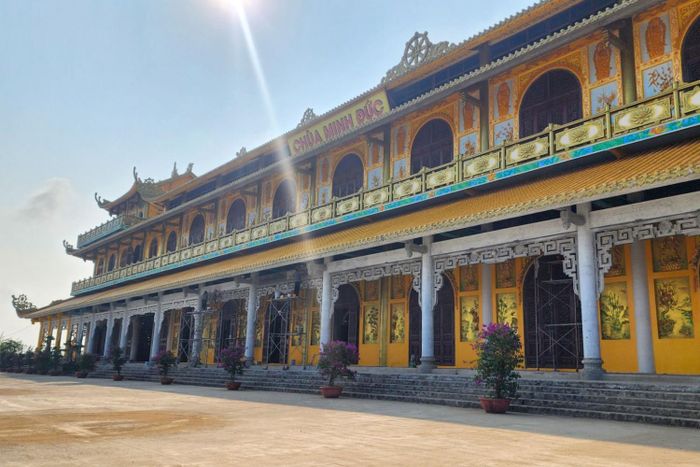 Chùa Minh Đức có diện tích khoảng 90 ha, nằm tại 2 xã Tịnh Long và Tịnh Khê (TP Quảng Ngãi). Chùa có kiến trúc độc đáo với Chánh điện rộng gần 12.000 m2 và các khu vực khác như Tiền sảnh, Đại hùng Bảo điện, Đông điện, Tây điện, Tháp chuông, Tháp trống, Lầu Kinh đông, Lầu Kinh tây…