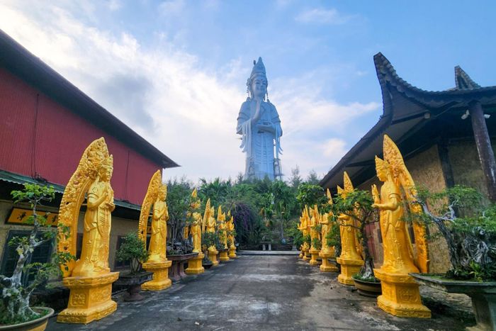 Nhiều tượng Phật được đặt tại khu nhà trưng bày.